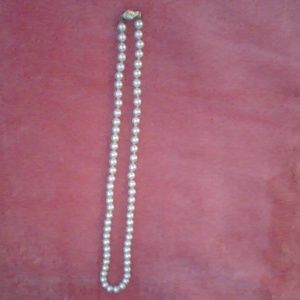 A pearl necklace